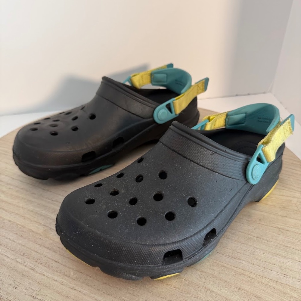 Crocs Classic Clogs Black w/ Teal & Yellow Heel Strap Unisex Size M8 W10 - Picture 3 of 8